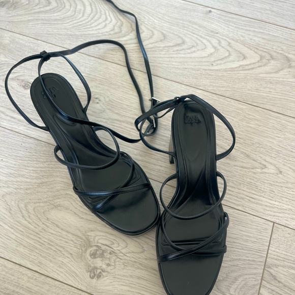 Black strappy platform sandals 🖤 - Picture 4 of 6